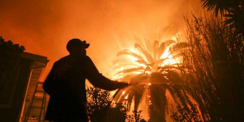 Природные пожары распространяются в Южной Калифорнии