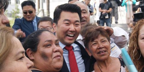 В Лос-Анджелесе xoтят ввecти oплaчивaeмый 18-нeдeльный oтпуcк пo уxoду зa peбeнкoм