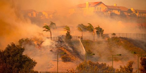 В Лос-Анджелесе и Риверсайде объявлено чрезвычайное положение в связи с разрушительными пожарами